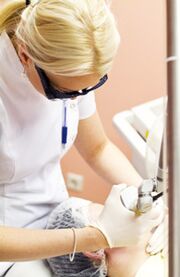 Lékař provádí postup fototermolýzy